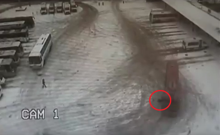 Автобус сбил девушку на челябинском автовокзале "Юность"