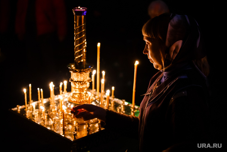 Погребение плащаницы Христа в Свято-Троицком Соборе. Екатеринбург, свечи, молитва