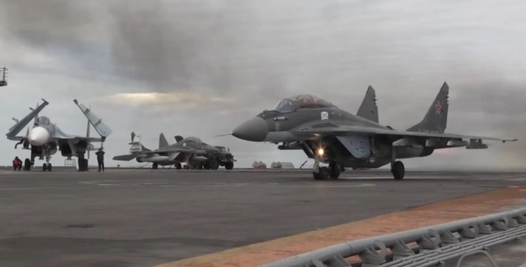 Российские Су-33 и МиГ-29КУБ совершили тренировочные полеты над Средиземным морем