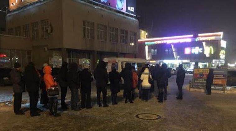 Уходить граждане не собираются, несмотря на позднее время