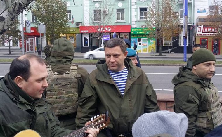 А вице-премьер ДНР взял у подростков гитару и спел свою песню