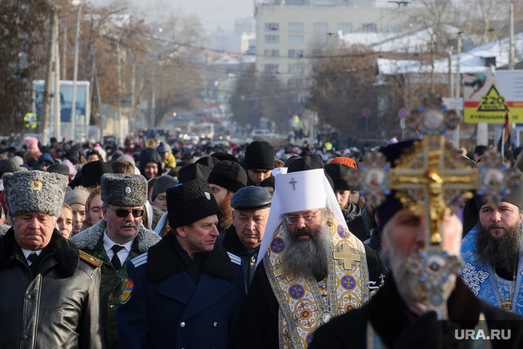 Главу Екатеринбургской епархии сопровождали десятки казаков