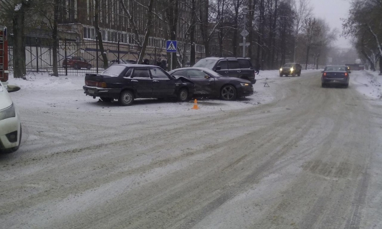Более сотни аварий произошло на улицах Перми из-за снега