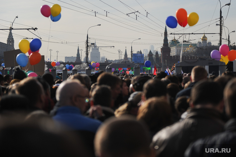 Митинг-концерт к годовщине присоединения Крыма. Москва, шары, кремлевская стена, толпа