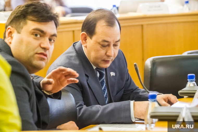 Александр Чепик (слева) напомнил председателю комиссии, что Дума — это место для дискуссий