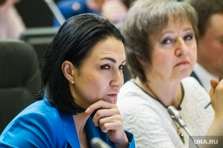 Наталья Проскурякова (слева) оказалась не в курсе скандала в своем депутатском округе