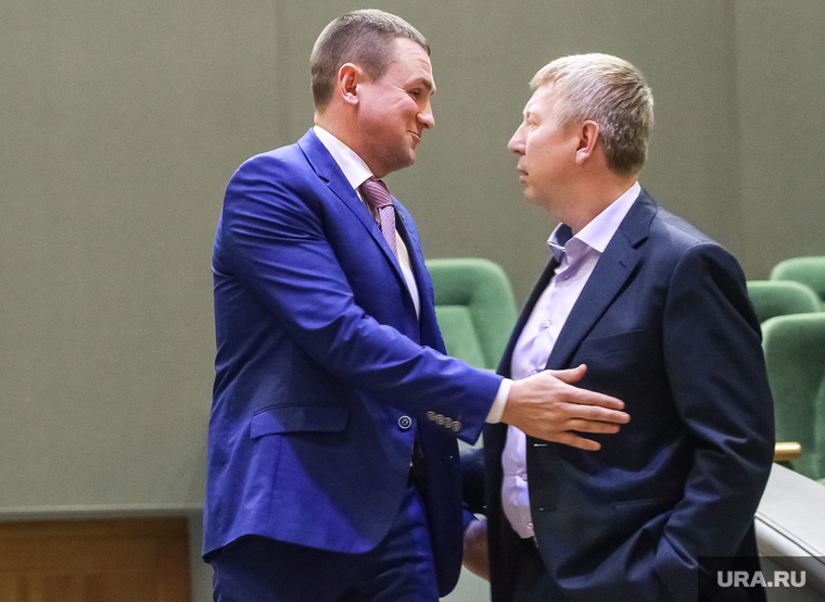 Дмитрий Осипов (слева) уверен в проекте бюджета, а Алексей Чирков (справа) намерен разнести его в пух и прах