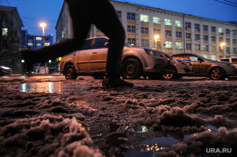 Сосульки, снег на крышах и грязь. Екатеринбург, грязный снег