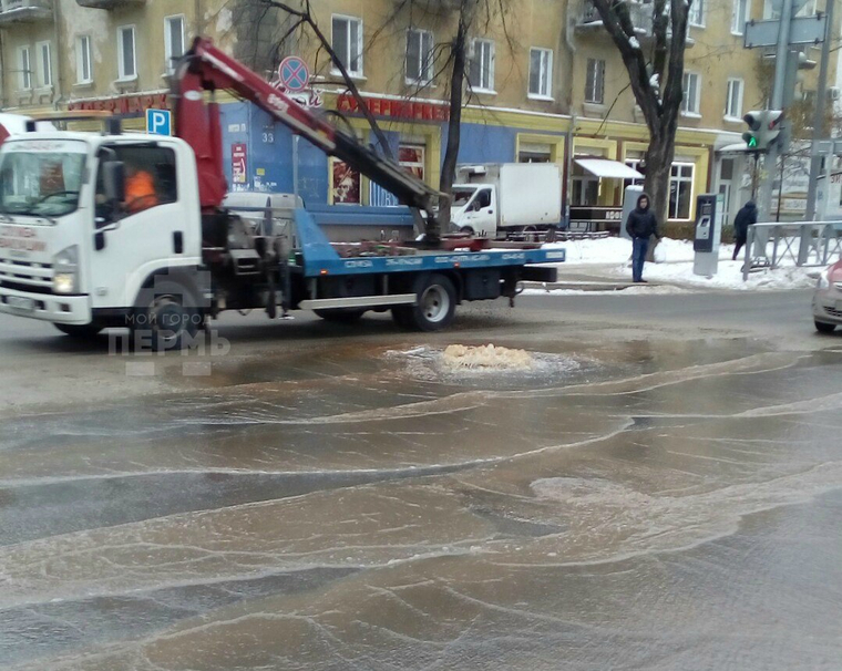 Центральные улицы Перми залило канализацией