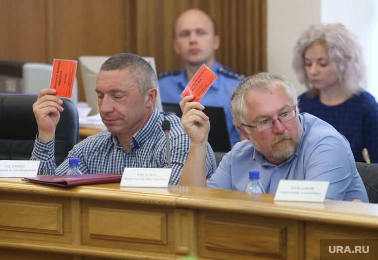 Своим поражением городская команда во главе с Вадимом Дударенко обязана депутату Киселеву (справа)