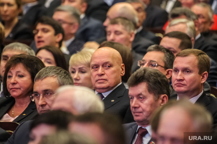 Заместителю губернатора Евгению Заболотному (в центре) придется озаботиться комфортом жителей региона