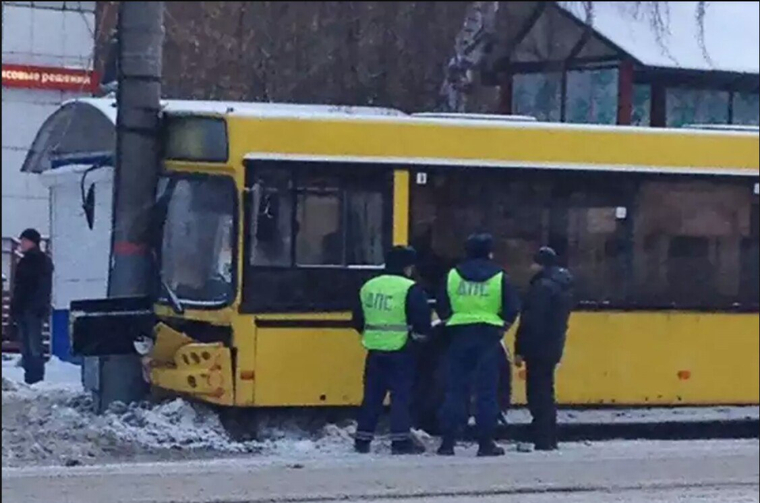 В центре Перми автобус сбил женщину и въехал в столб