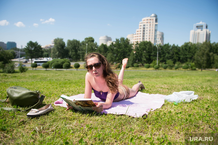 Отдых горожан. Екатеринбург, отдых на траве, чтение, лето