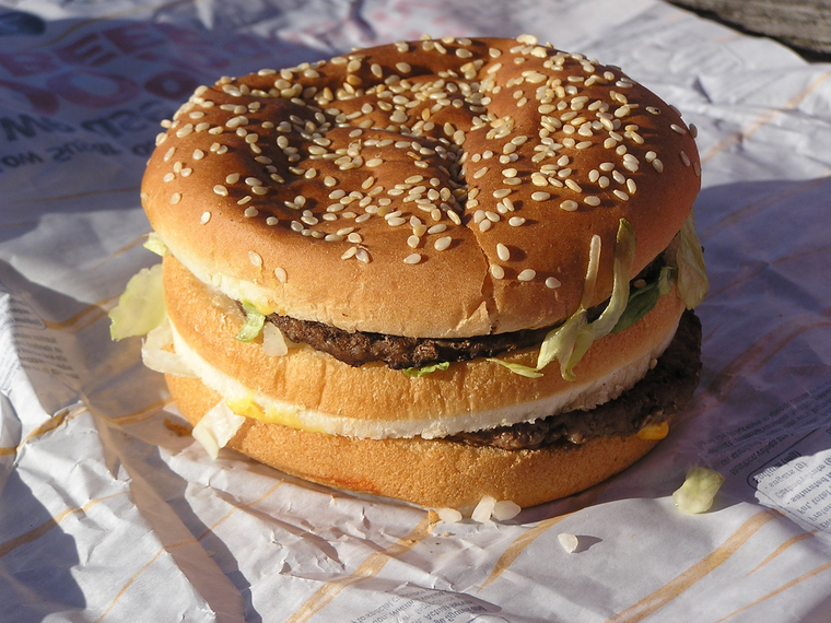 Гамбургер от Джима Деллигатти продается в ресторанах сети по всему миру