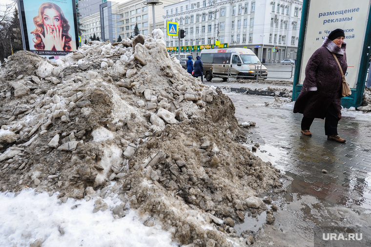 Оттепель после снегопада. Грязь. Слякоть. Челябинск, сугроб, тротуар, снег, пешеход, реклама, грязь