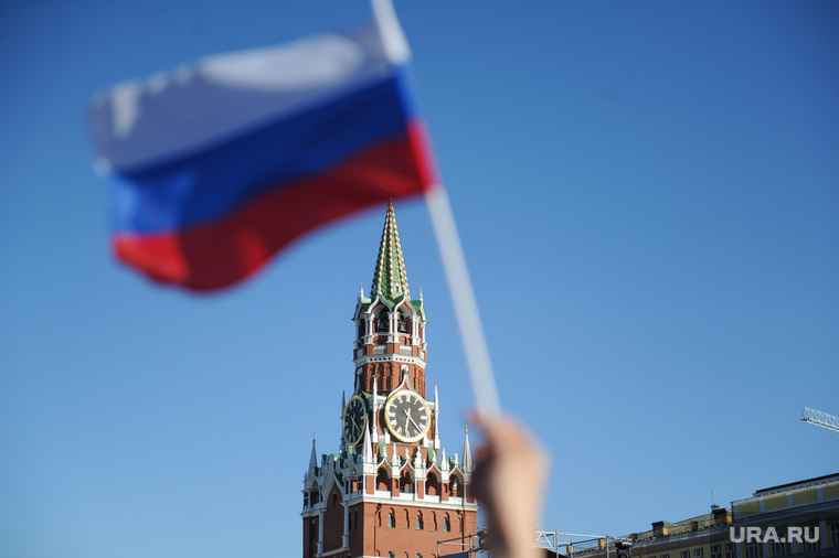 Концерт по случаю Дня России на Красной площади. Москва, спасская башня, флаг, кремль