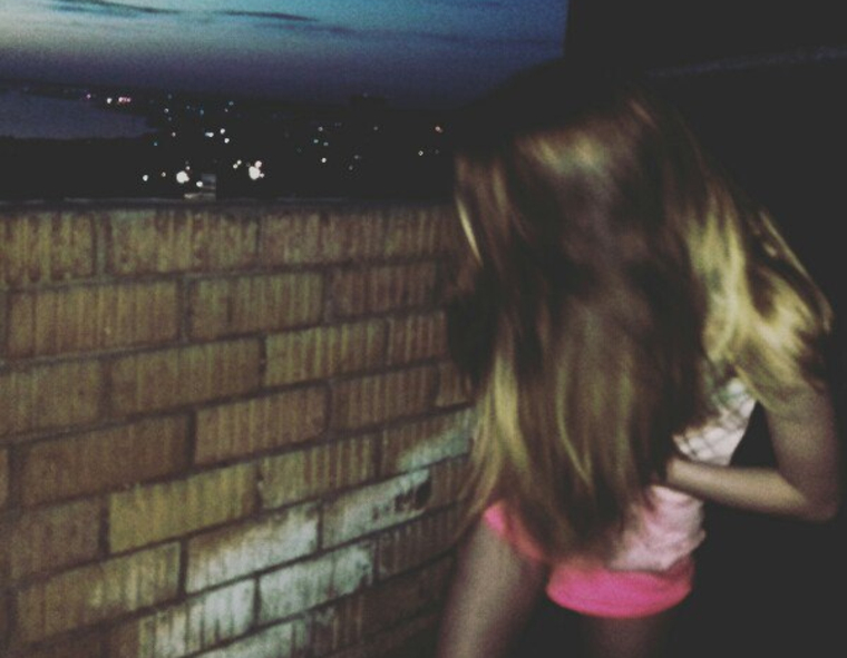 Девочка любила фотографироваться на высоте на балконе, на ее странице много таких фото