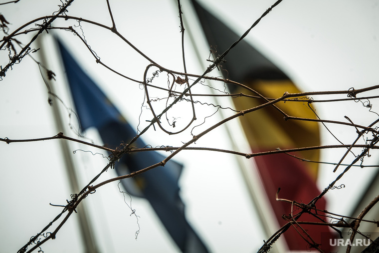 Посольство Бельгии. Москва, колючая проволока, флаг бельгии и евросоюза