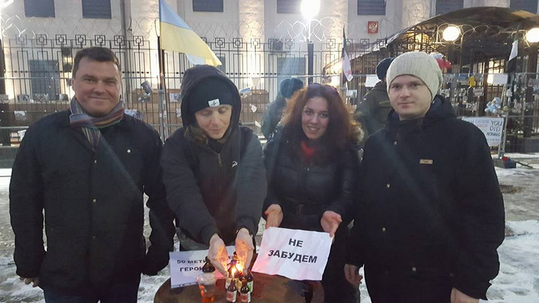 Активисты принесли листы с надписями «50 метиловцев — герои России!» и «Не забудем»