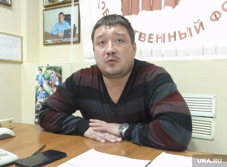 В «Уральский родительский комитет» приходит множество жалоб от родителей на поборы. Разбираться с ними приходится Евгению Жабрееву
