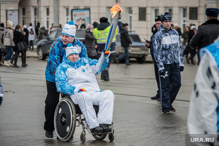 Эстафета паралимпийского огня Сочи-2014. Екатеринбург, инвалид-колясочник, эстафета паралимпийского огня