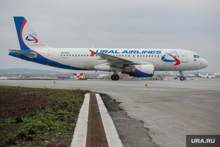 Самолёт уральские авиалинии фото снаружи. Самолёт а321 уральские авиалинии. Ural airlines борт. Владивосток екатеринбург самолет. Boeing 737 ural airlines.