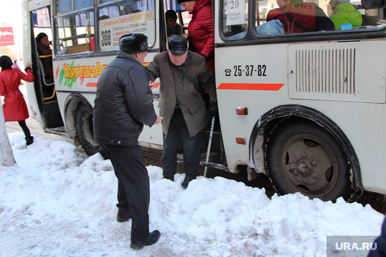 Город после снегопада
Курган, пенсионер, уборка снега, пазик, остановка общественного транспорта