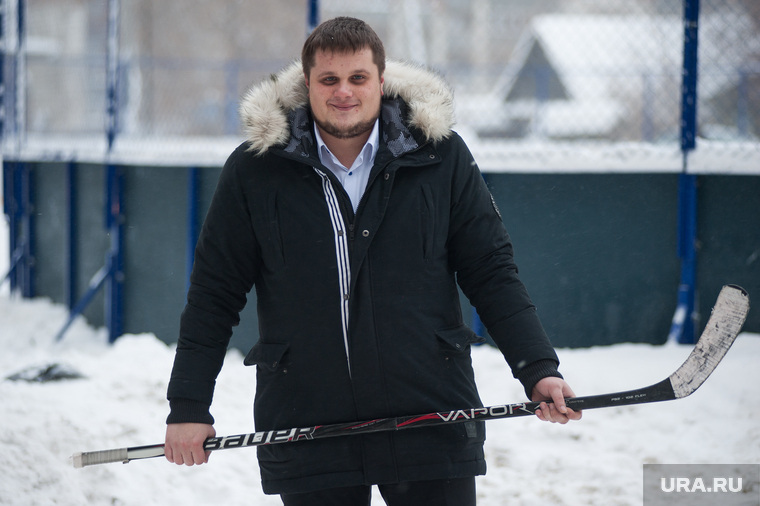 Антон Крылов и сам играет в хоккей. Но стоит на воротах