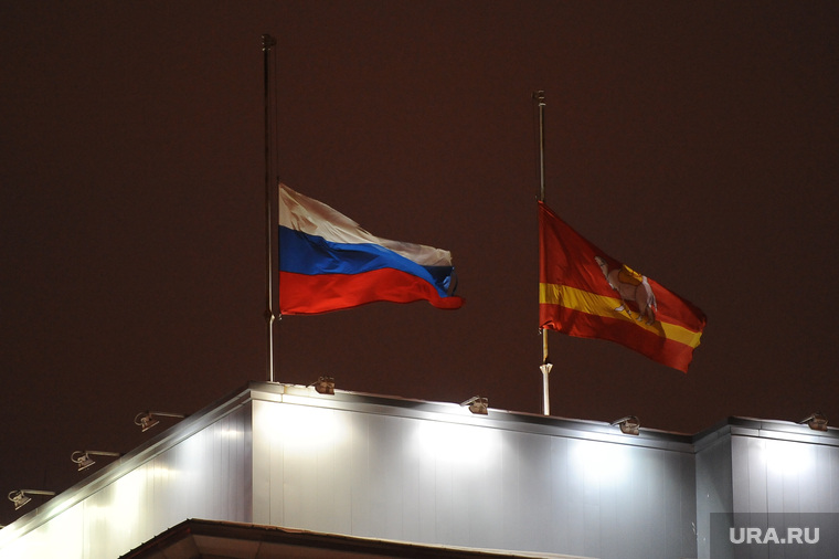 Спущенные флаги в день траура. Челябинск, зсо