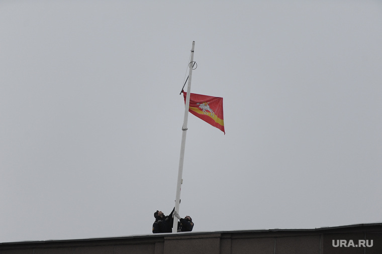 Спущенные флаги в день траура. Челябинск, спущенный флаг