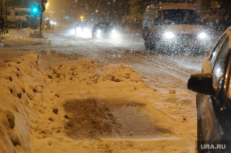 Ночная уборка улиц от снега. Екатеринбург, уборка снега, парковка на обочине