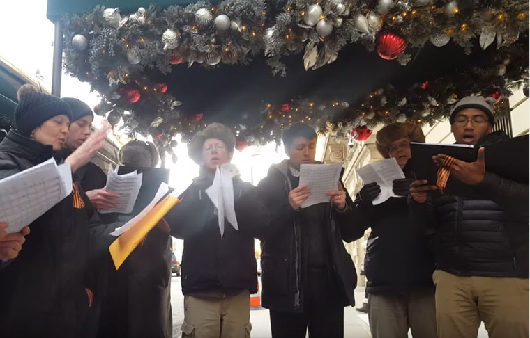 Американцы спели гимн России у консульства в Нью-Йорке в память о жертвах крушения Ту-154