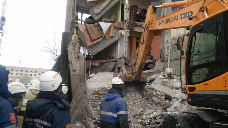 Из-под завалов рухнувшего дома в Казахстане извлекли тела погибших
