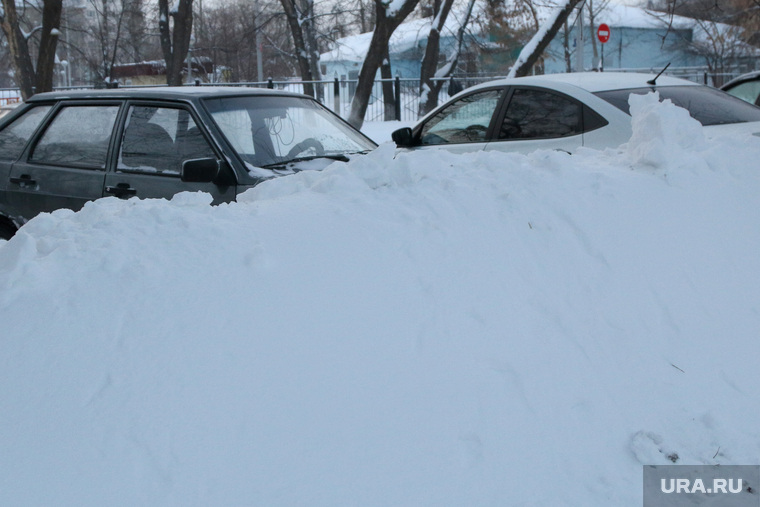 Город в снегу.
Курган., сугробы, зима, машины в снегу