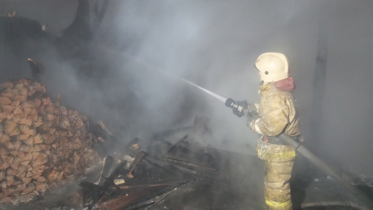 Пожарным удалось предотвратить распространение огня