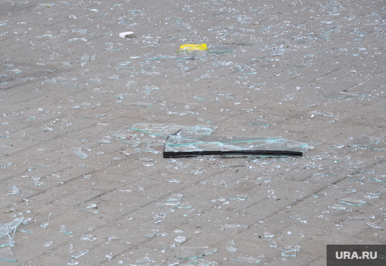 Взрыв Сбербанк Курган. 28.07.2014, битое стекло