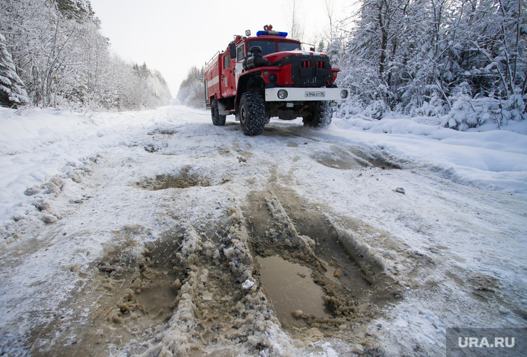 Дорога на поселок Серебрянка под Нижним Тагилом, пожарная машина, снежная каша, зима, бездорожье