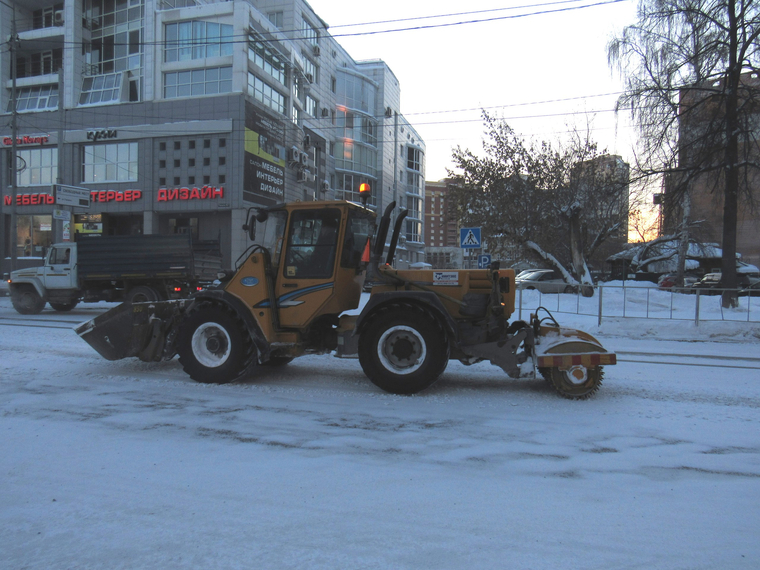 Многофункциональная машина «Вилли» зубцами ломает снежный накат на дороге