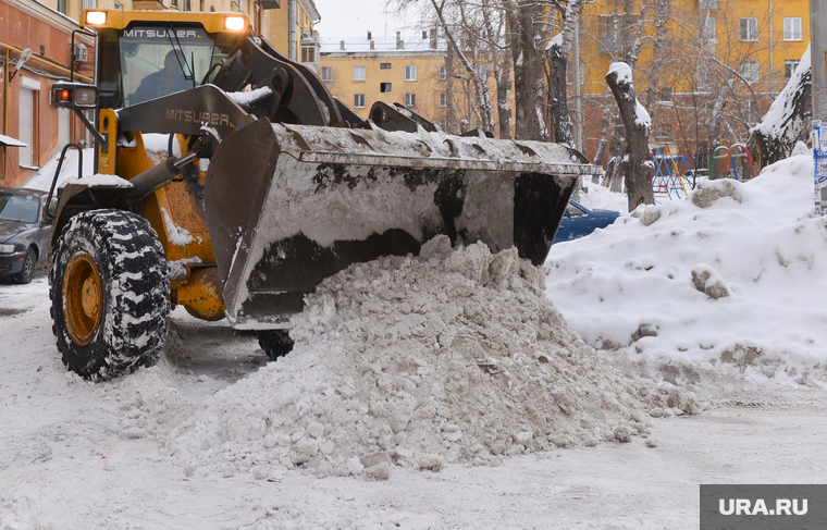 Уборка снега во дворах. Челябинск., снегоуборочная техника, трактор