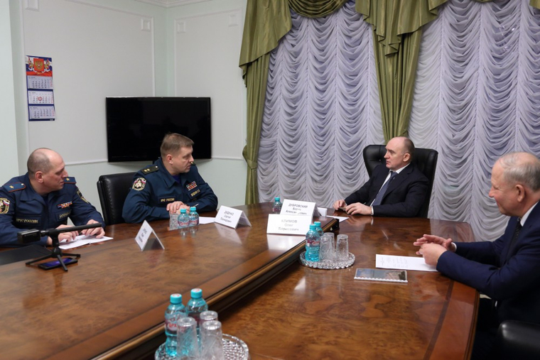 Диденко (второй слева) рассказал Дубровскому, что будет с ГУ МЧС по Челябинской области