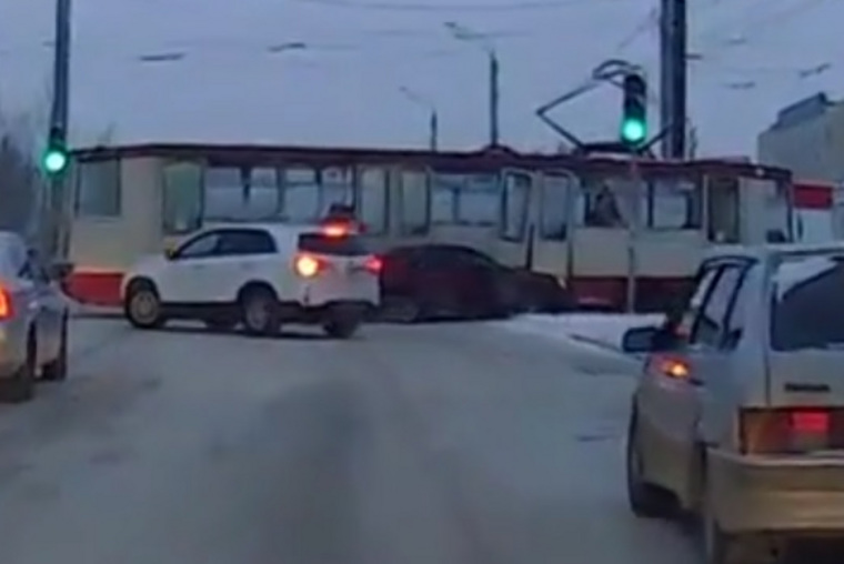 Машина протаранила трамвай в Челябинске