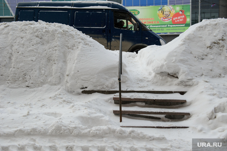 Зимний Екатеринбург, сугроб, снег в городе