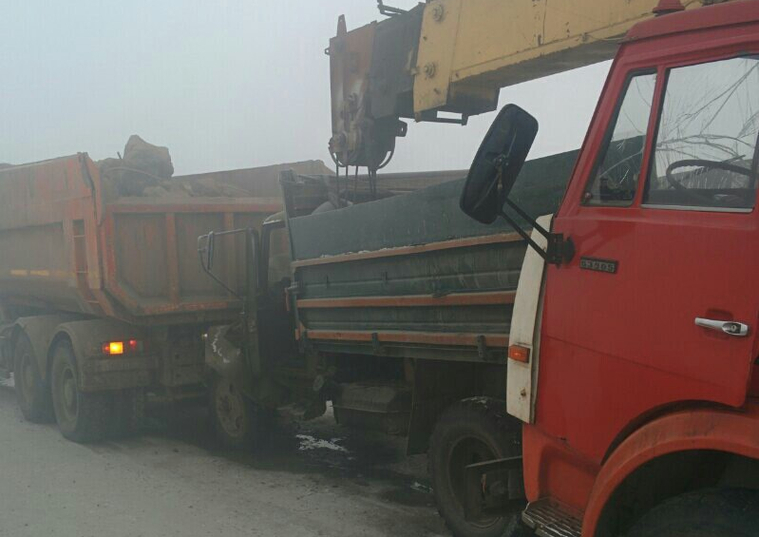 Самосвал, грузовик и автокран устроили "паровозик" при ДТП в Магнитогорске