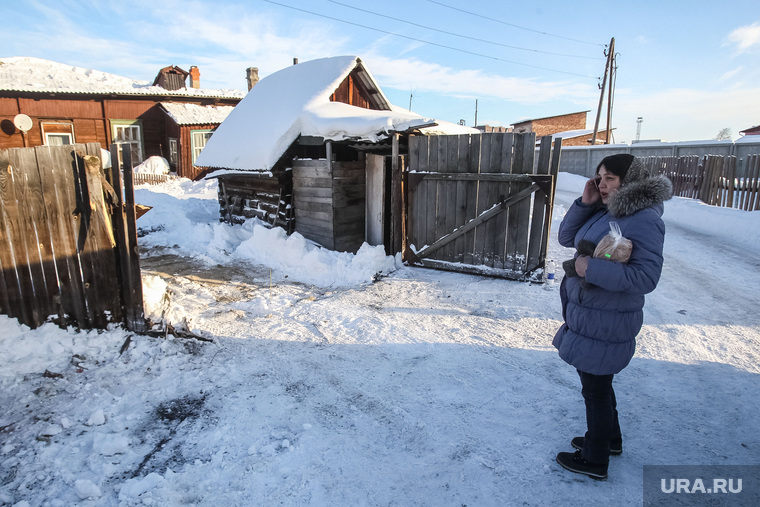 Наталья Игишева около своего аварийного дома