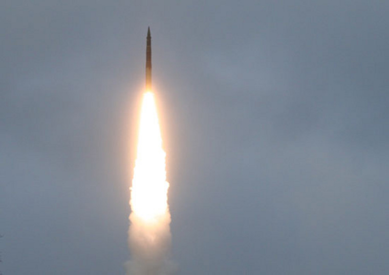 С космодрома Плесецк запустили межконтинентальную баллистическую ракету