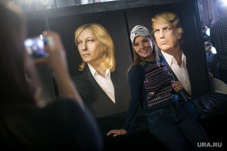 Инаугурация Трампа. Москва, маска гая фокса, портрет трампа, девушка фотографируется