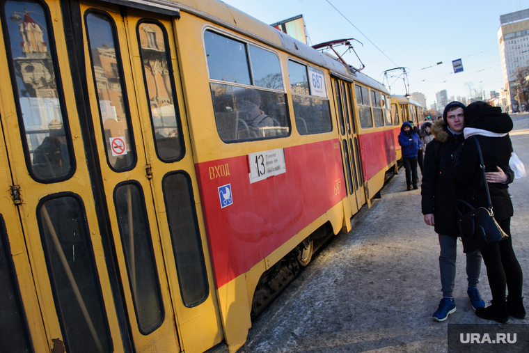 Одиночный пикет против введения новой транспортной схемы в Екатеринбурге, трамвайная остановка, маршрут13, влюбленная пара, площадь1905 года