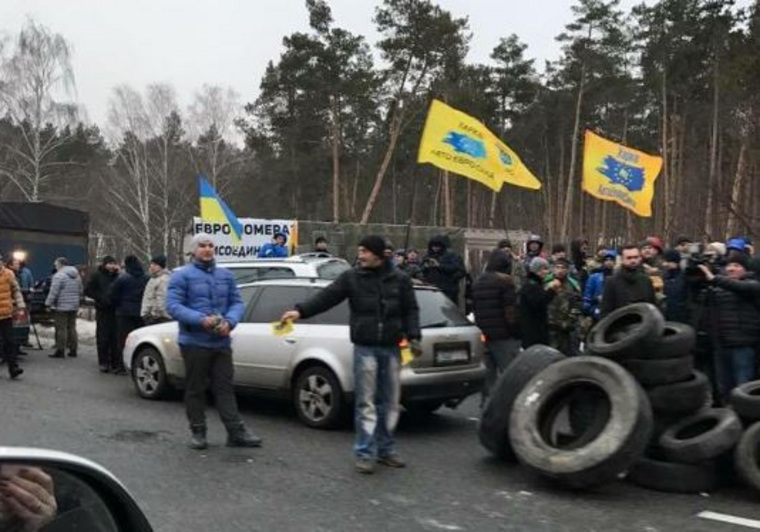Украинские автомобилисты перекрывают трассы, ведущие к Киеву
