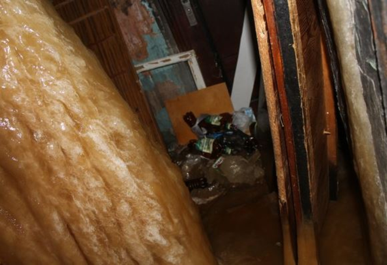Глыба из льда и фекалий несколько лет отравляла воздух жителям общежития