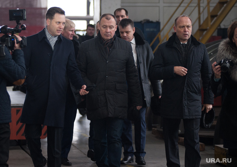 Первый вице-губернатор области Алексей Орлов (в центре) в первые минуты на заводе